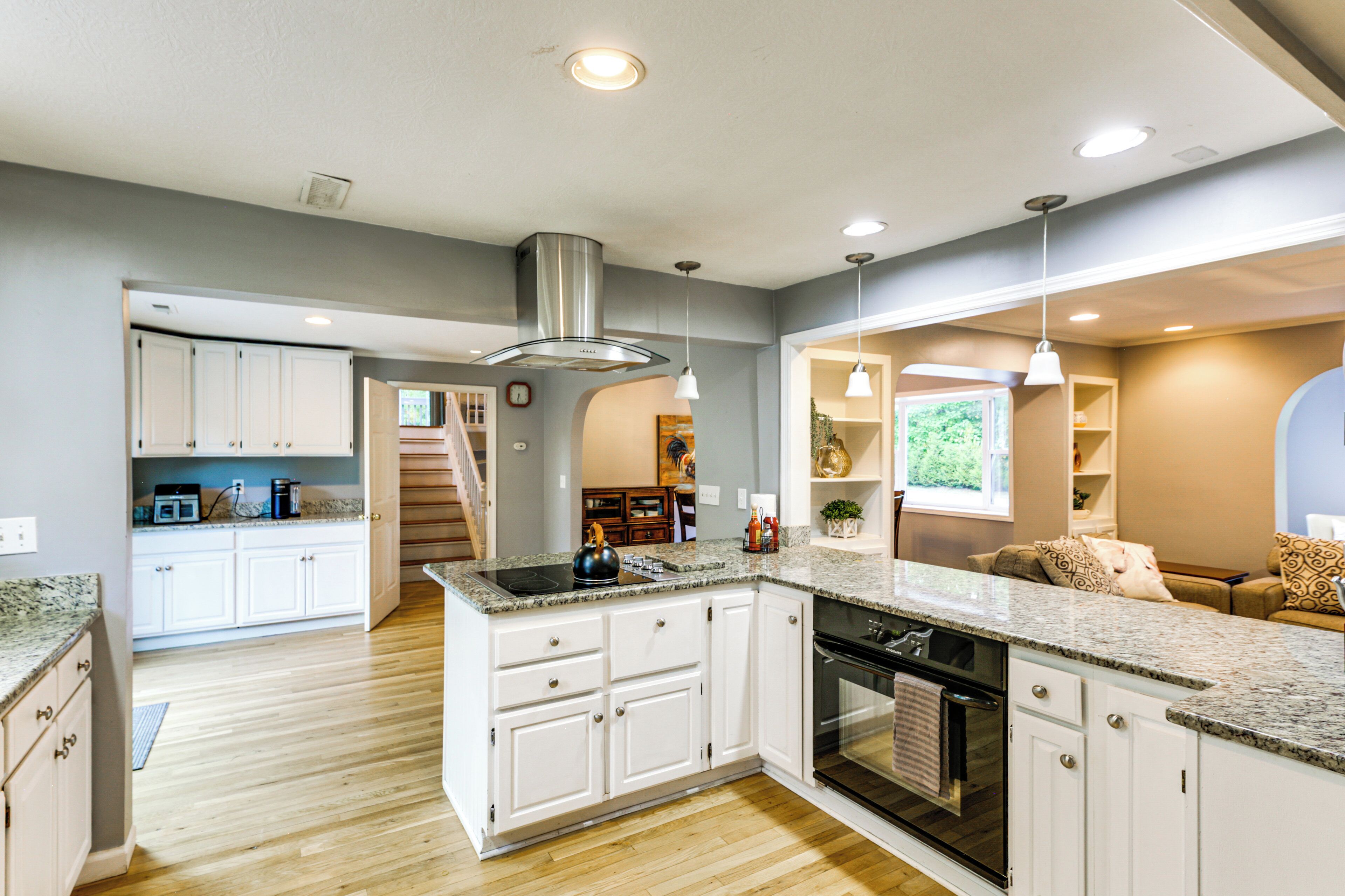 Microwave, stovetop, dishwasher, coffee/tea maker