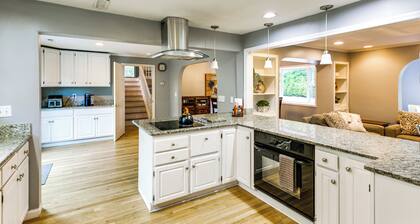 Large Yard w/ Pond: Family Retreat in New Albany!