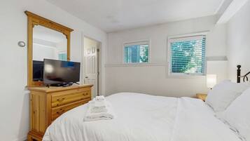 2 bedrooms, iron/ironing board, Internet, bed sheets