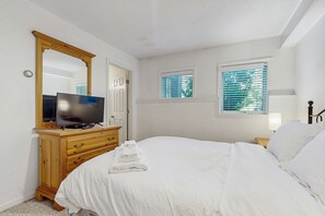 2 bedrooms, iron/ironing board, internet, bed sheets