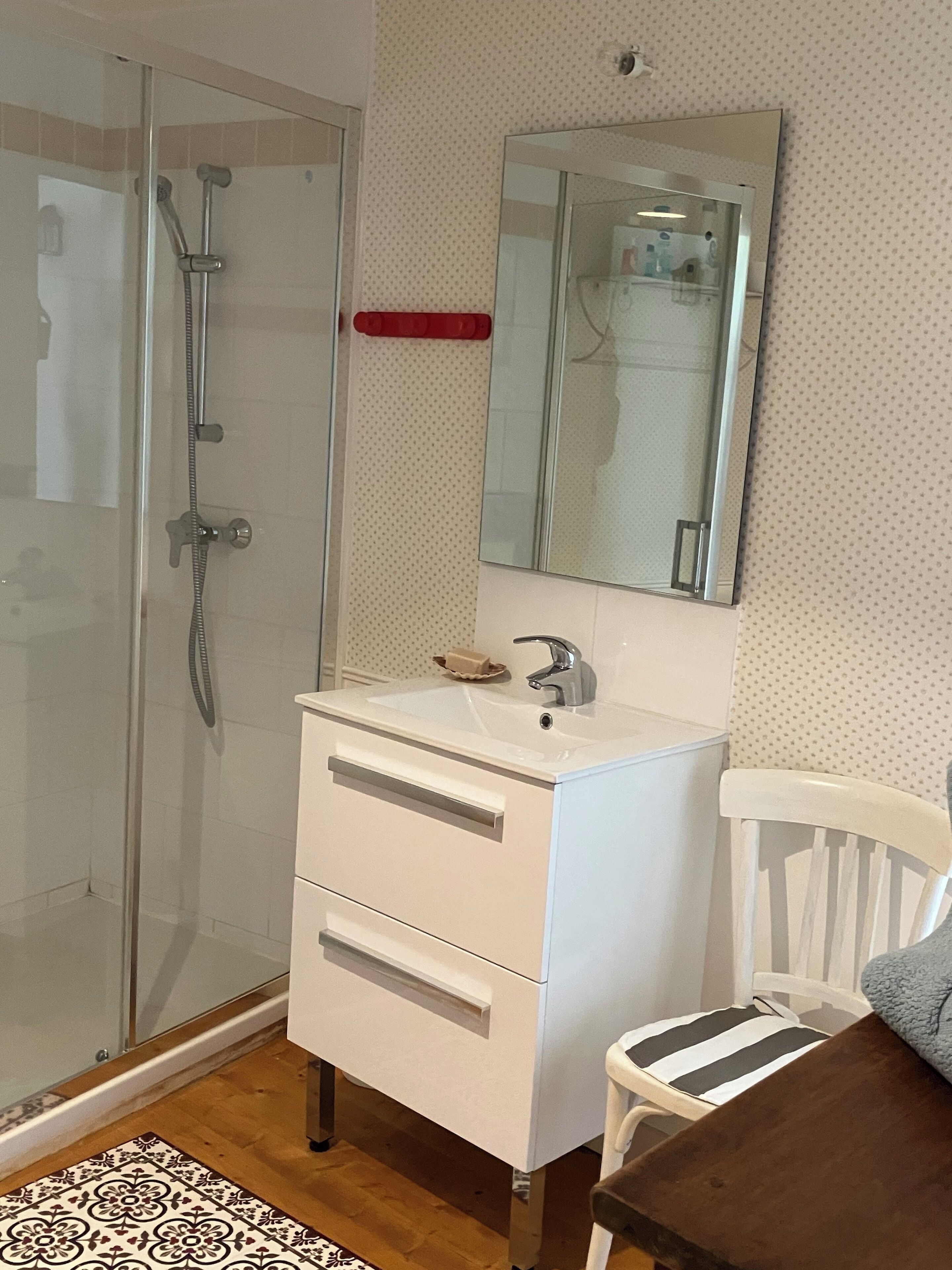 Een douche, een haardroger, handdoeken, zeep