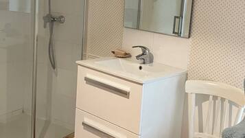 Een douche, een haardroger, handdoeken, zeep