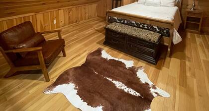 Cozy Rustic Cabin, Mountain Views, Hot Tub, Fire Pit in Rutland