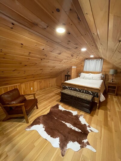 Cozy Rustic Cabin, Mountain Views, Hot Tub, Fire Pit in Rutland