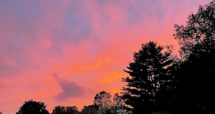Cozy Cabin, Mountain Views, Hot Tub, Pool, Basketball Court, Fire Pit in Rutland