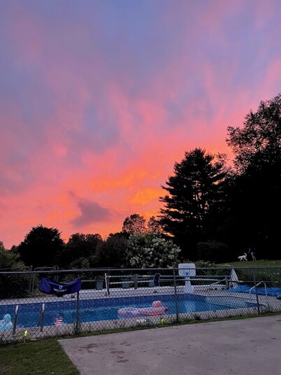 Cozy Cabin, Mountain Views, Hot Tub, Pool, Basketball Court, Fire Pit in Rutland