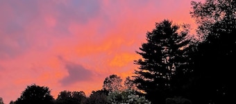 Cozy Cabin, Mountain Views, Hot Tub, Pool, Basketball Court, Fire Pit in Rutland