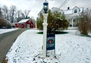 Property grounds - Cozy Rustic Cabin, Mountain Views, Hot Tub, Fire Pit in Rutland (Rutland)