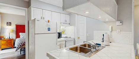 Réfrigérateur, four à micro-ondes, un four, surface de cuisson