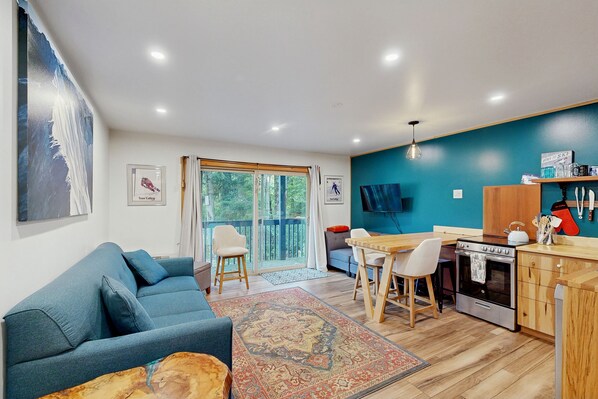 Televisión, reproductor de DVD, libros y videoteca 