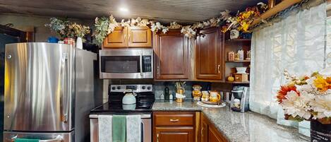 Refrigerador, microondas, horno y parrilla de estufa