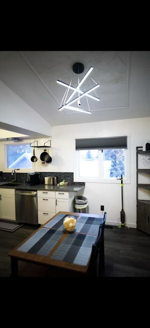 Microondas, horno, placa de cocina, lavavajillas
