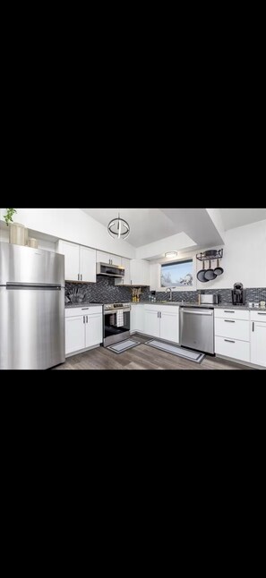 Mikrobølgeovn, ovn, kokeplater og oppvaskmaskin