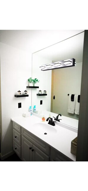 Secador de pelo, toallas, jabón, papel higiénico