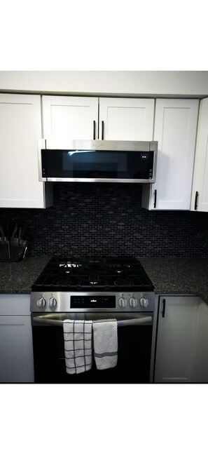 Microondas, horno, placa de cocina, lavavajillas
