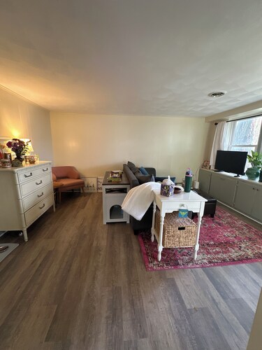 Cozy & Clean house with AC. 5-10 minutes walk from downtown PSU. 2 parking spots