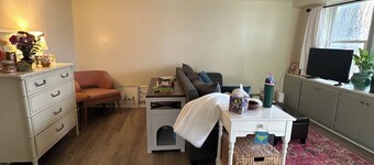 Cozy & Clean house with AC. 5-10 minutes walk from downtown PSU. 2 parking spots