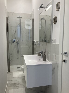 Dusche, Haartrockner, Bidet, Handtücher