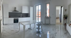 Fridge, dishwasher, coffee/tea maker, cookware/dishes/utensils - large double room (Pescara)