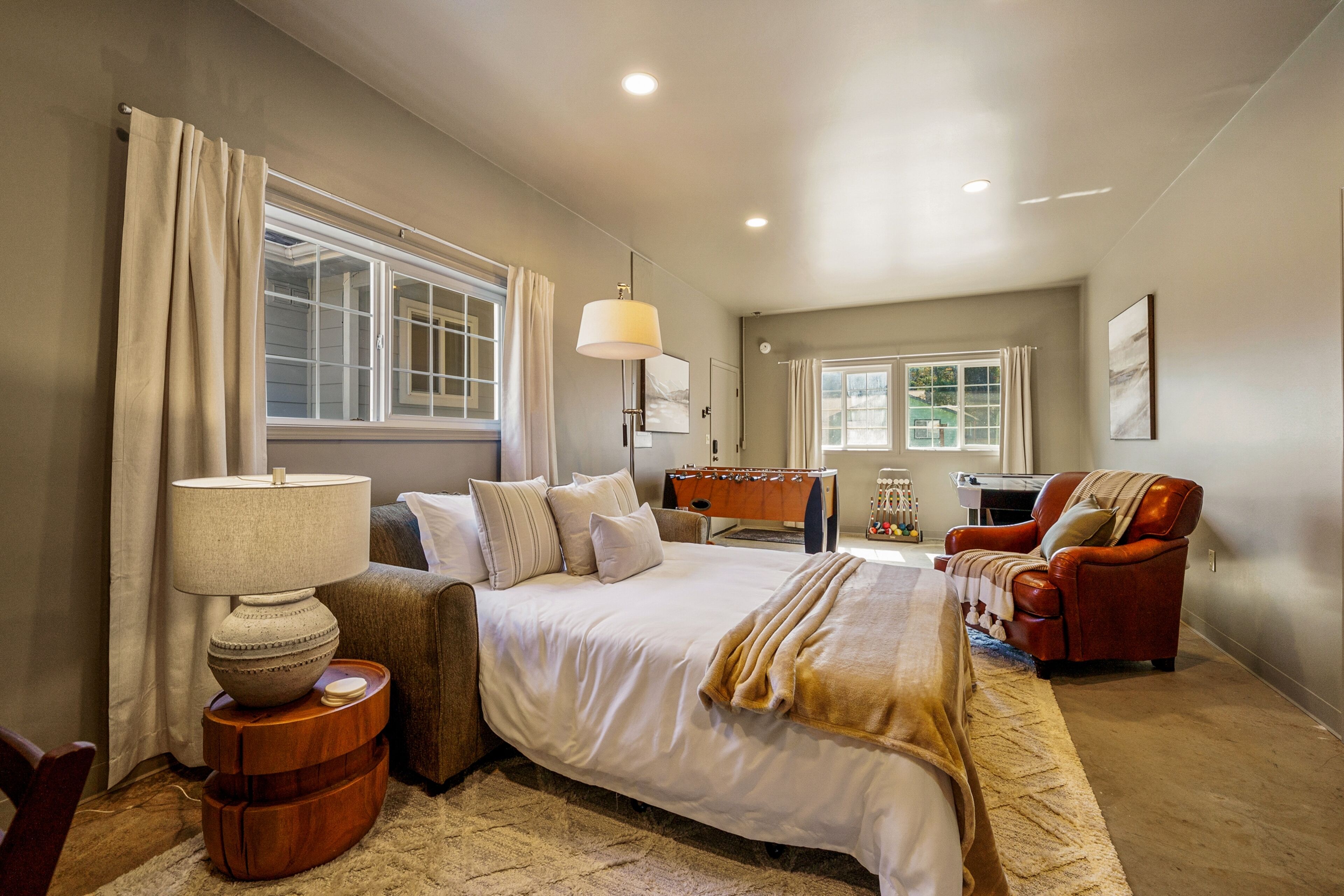 3 عدّة غرف نوم وخدمة الإنترنت وملاءات أسرّة