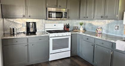 Valley View Hideaway - Charming 2-bedroom house