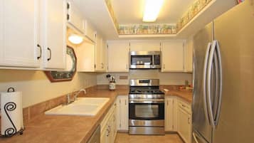 Cafetera/tetera, refrigerador, microondas, mesa de comedor