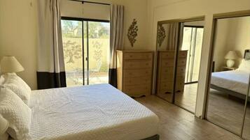2 slaapkamers, een bureau, een strijkplank/strijkijzer, wifi