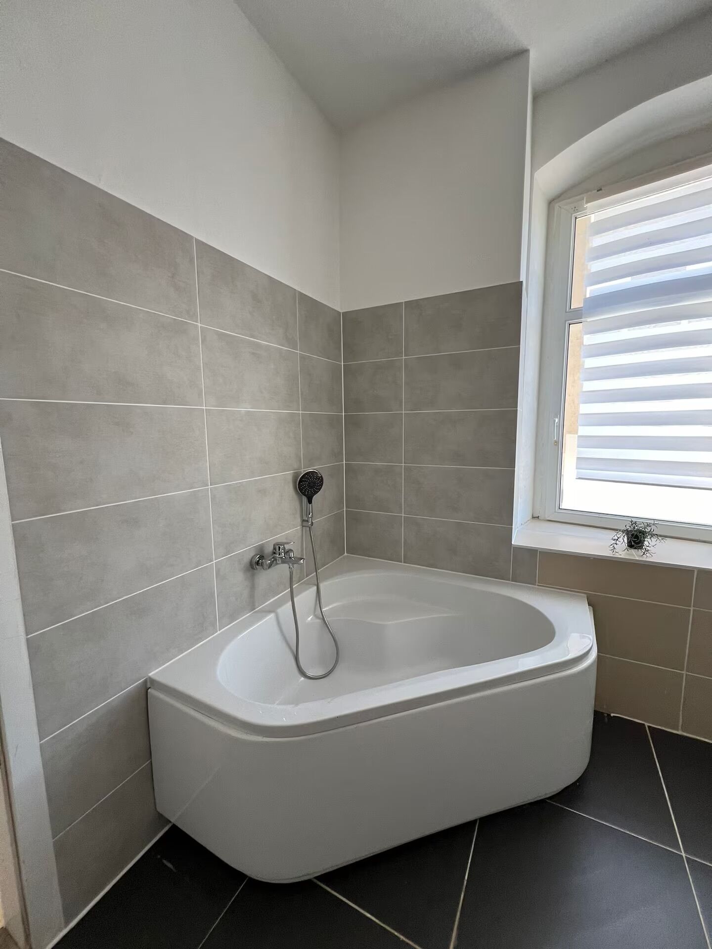 Sèche-cheveux, serviettes fournies, savon, papier toilette