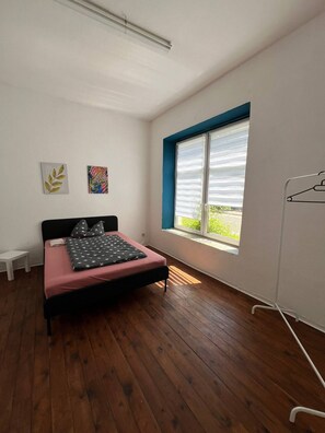 3 室のベッドルーム、アイロン / アイロン台、WiFi、ベッドシーツ