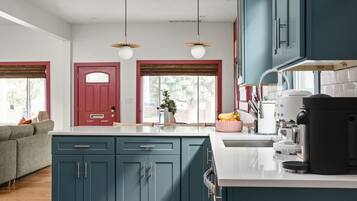 Kylskåp, mikrovågsugn, ugn och spishäll