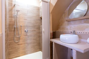 Shower - Bed and Breakfast 'Super Luxury' with Private Garden, Wi-Fi and Air Conditioning (Massafra)