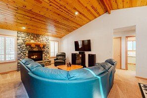 Interior - Cozy home with private hot tub, patio dining, gas fireplace and full kitchen (Sunriver)