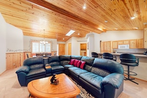 TV, fireplace, DVD player, stereo - Cozy home with private hot tub, patio dining, gas fireplace and full kitchen (Sunriver)