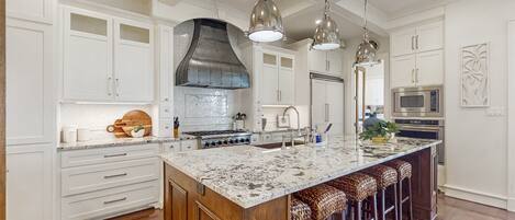 Køleskab, mikrobølgeovn, ovn, kogeplade