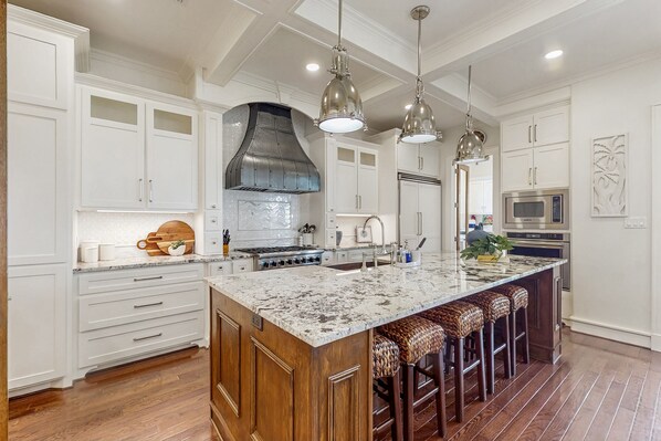 Kylskåp, mikrovågsugn, ugn och spishäll