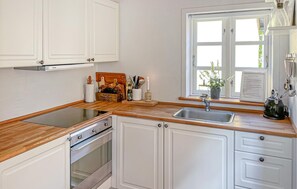 Geladeira, cooktop, cafeteira/chaleira