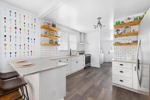 Mikrobølgeovn, ovn, kokeplater og oppvaskmaskin