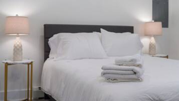 Tabla de planchar con plancha, wifi gratis y ropa de cama