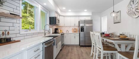 Kjøleskap, mikrobølgeovn, ovn og kokeplater