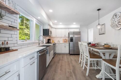 Luxury Retreat w/ Hot Tub - near Bethel Woods!