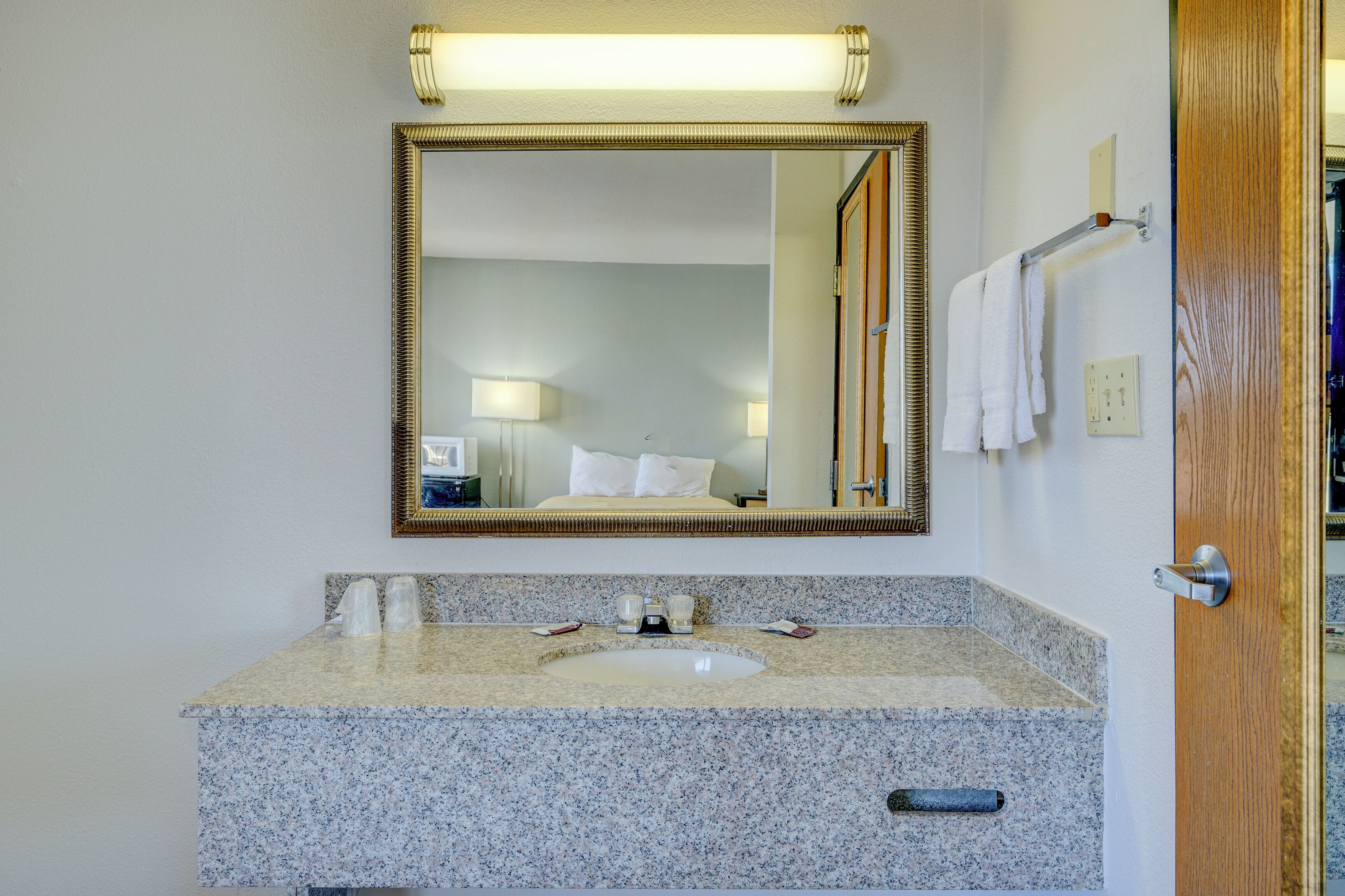 Habitación, no fumadores (2 Full Beds) | Baño | Artículos de higiene personal gratuitos y toallas
