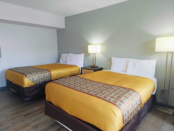Habitación, para no fumadores (2 Full Beds) | Escritorio, wifi gratis y ropa de cama 