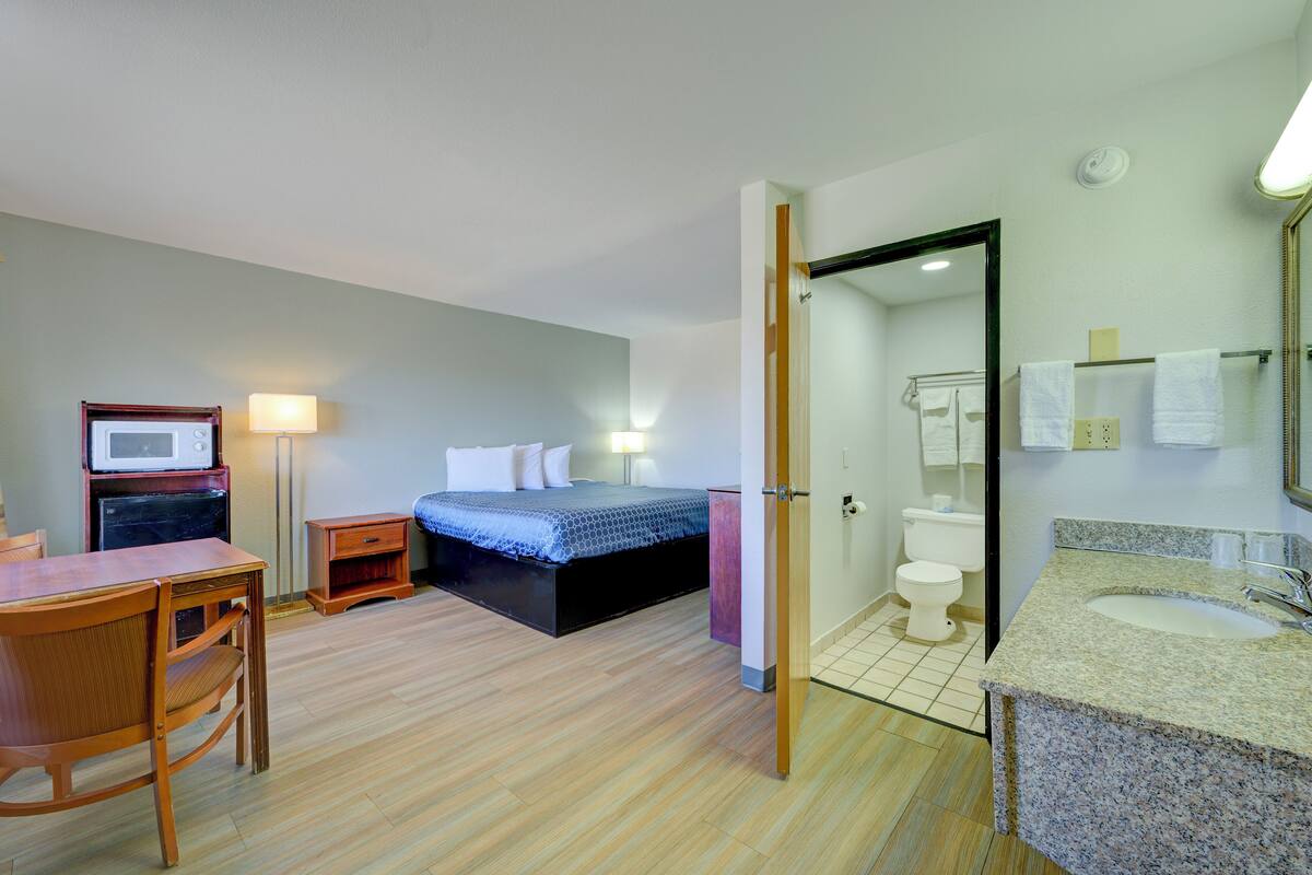 Room, 1 King Bed, Non Smoking | Desk, free WiFi, bed sheets