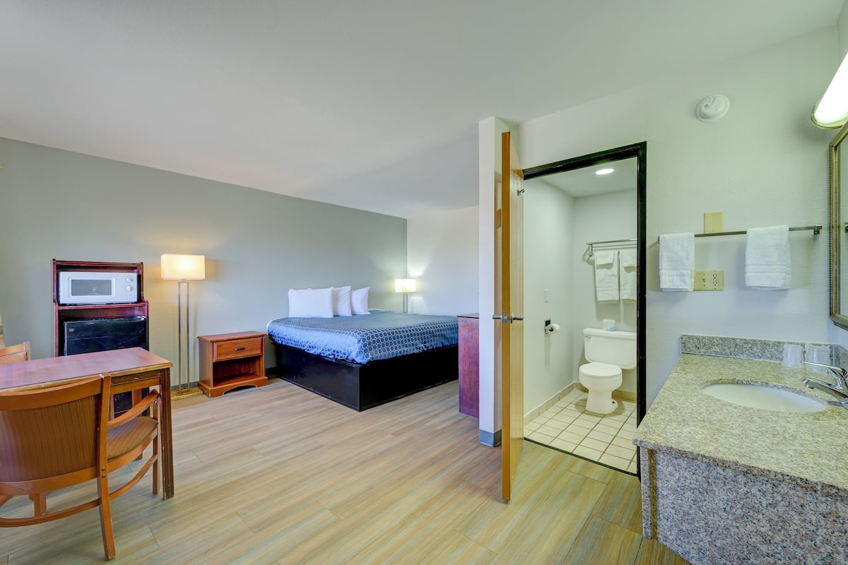 Room, 1 King Bed, Non Smoking | Desk, free WiFi, bed sheets