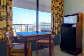 Escritorio, wifi gratis y ropa de cama 