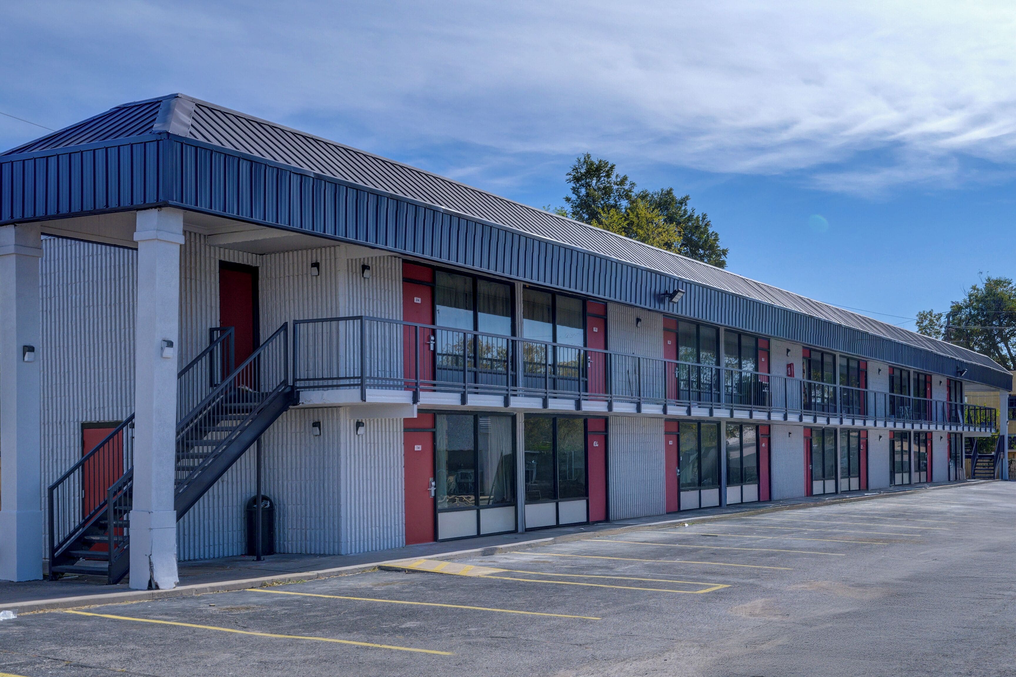 Un motel à deux étages doté d’un parking couvert.