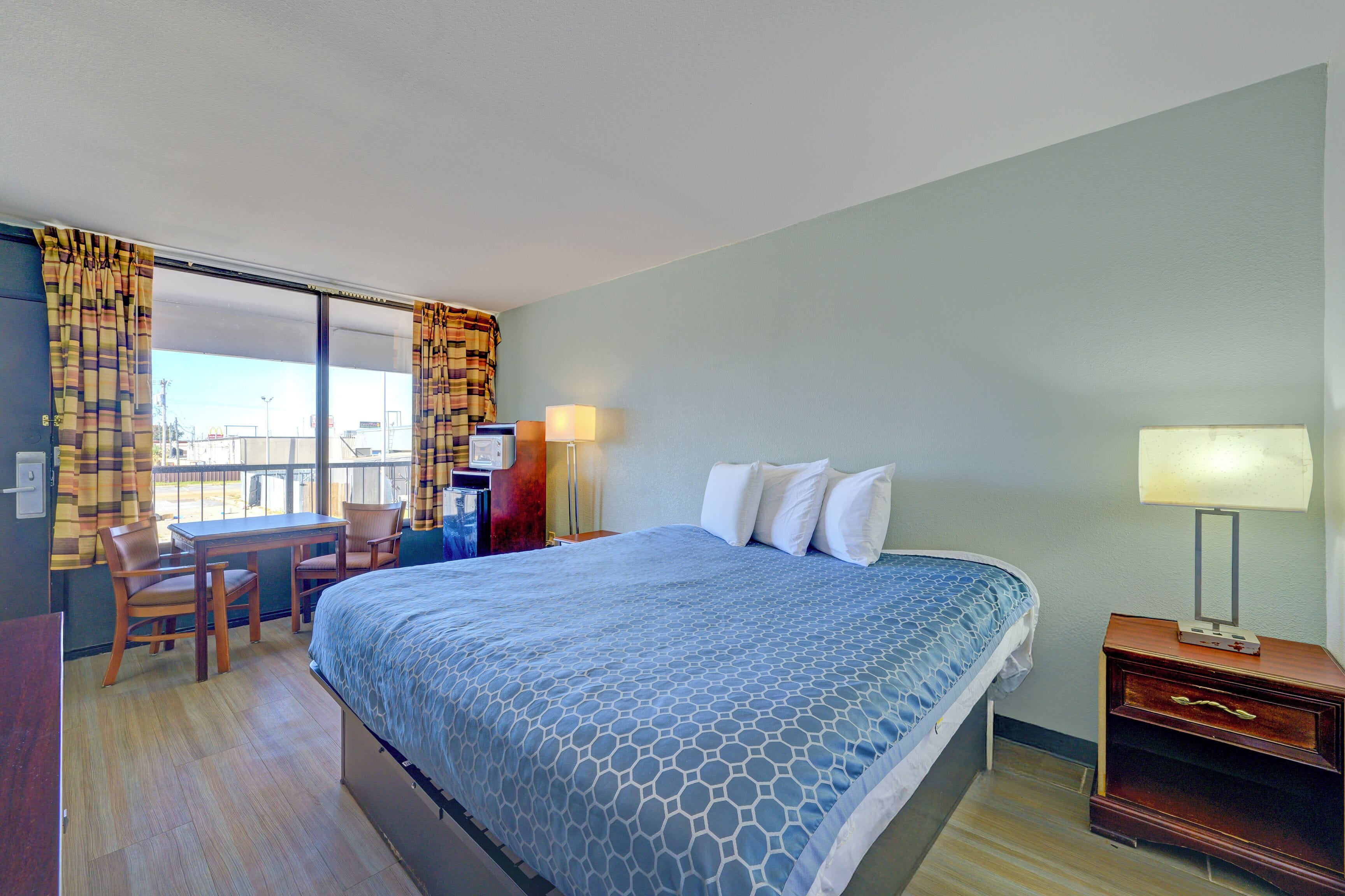 Room, 1 King Bed, Non Smoking | Desk, free WiFi, bed sheets