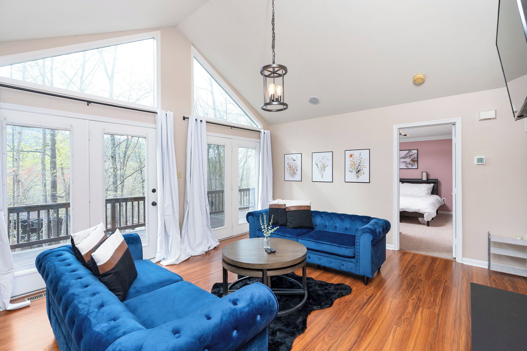 Een smart-tv, een open haard en boeken