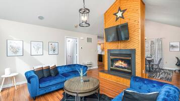 Smart-TV, Kamin, Videospiele, Bücher