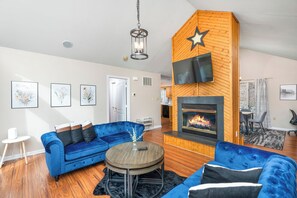 Smart-tv, een open haard, videospelletjes en boeken